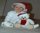Αγόρι με ένα καπέλο Άγιος Βασίλης με το αρκουδάκι